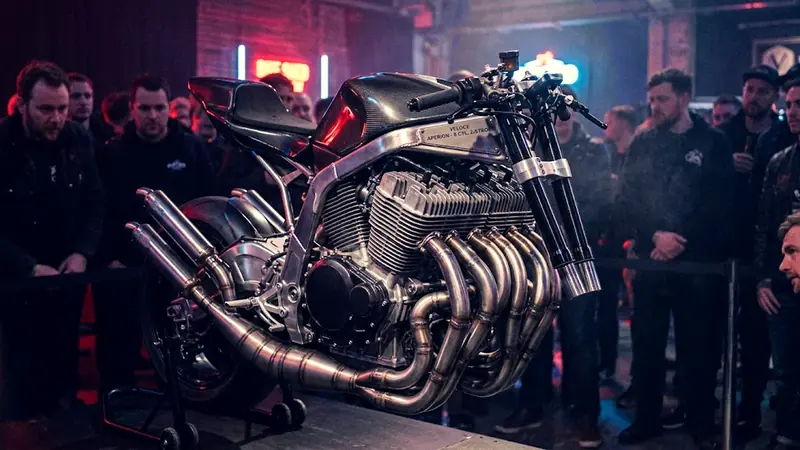 8-Cylinder 2-Stroke Motorcycle, AI on Two Wheels and Moto... - Foto 3
